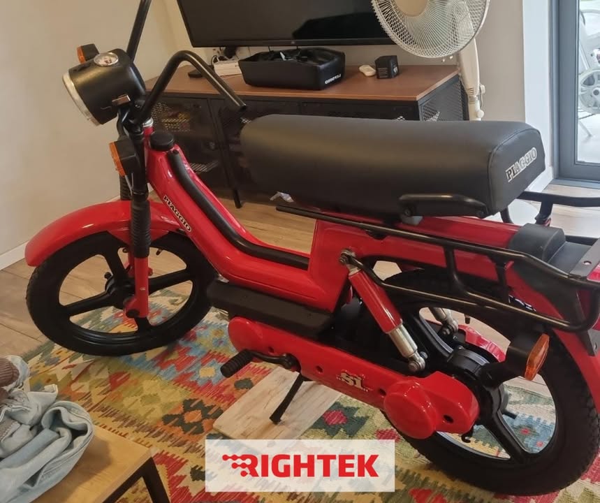 אופנוע פיאג'ו אדום אחרי צביעת אבקה
